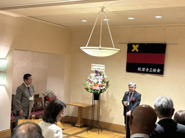 懇親会にて。鈴木前会長（右）と神津名誉会長（左）